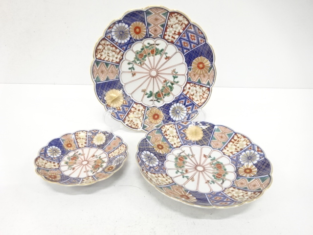 Daishoji Imari, Some Nishiki, 3 sets of plates (with protective box)
